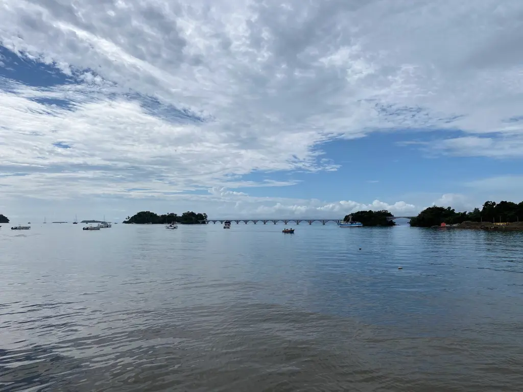 La bahía de Samaná desde Santa Bárbara, donde embarcas al llegar desde Punta Cana